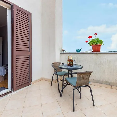Amazing In With 1 Bedrooms And Wifi Rovinj